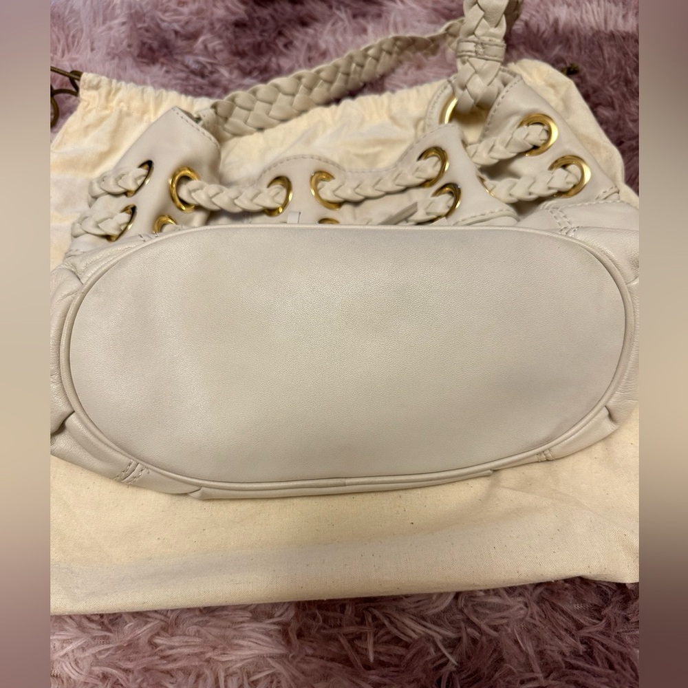 Stylish White Leather Handbag - Picture 4 of 13